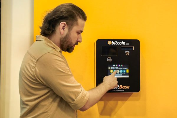 Liberación Financiera: en Argentina nuevos cajeros automáticos permiten retirar cripto