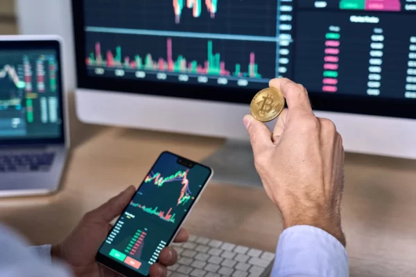La volatilidad pasa factura: Bitcoin retrocede tras superar los U$S 100.000