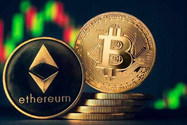 Tras repunte histórico Bitcoin baja y se estaciona mientras Ethereum calienta motores